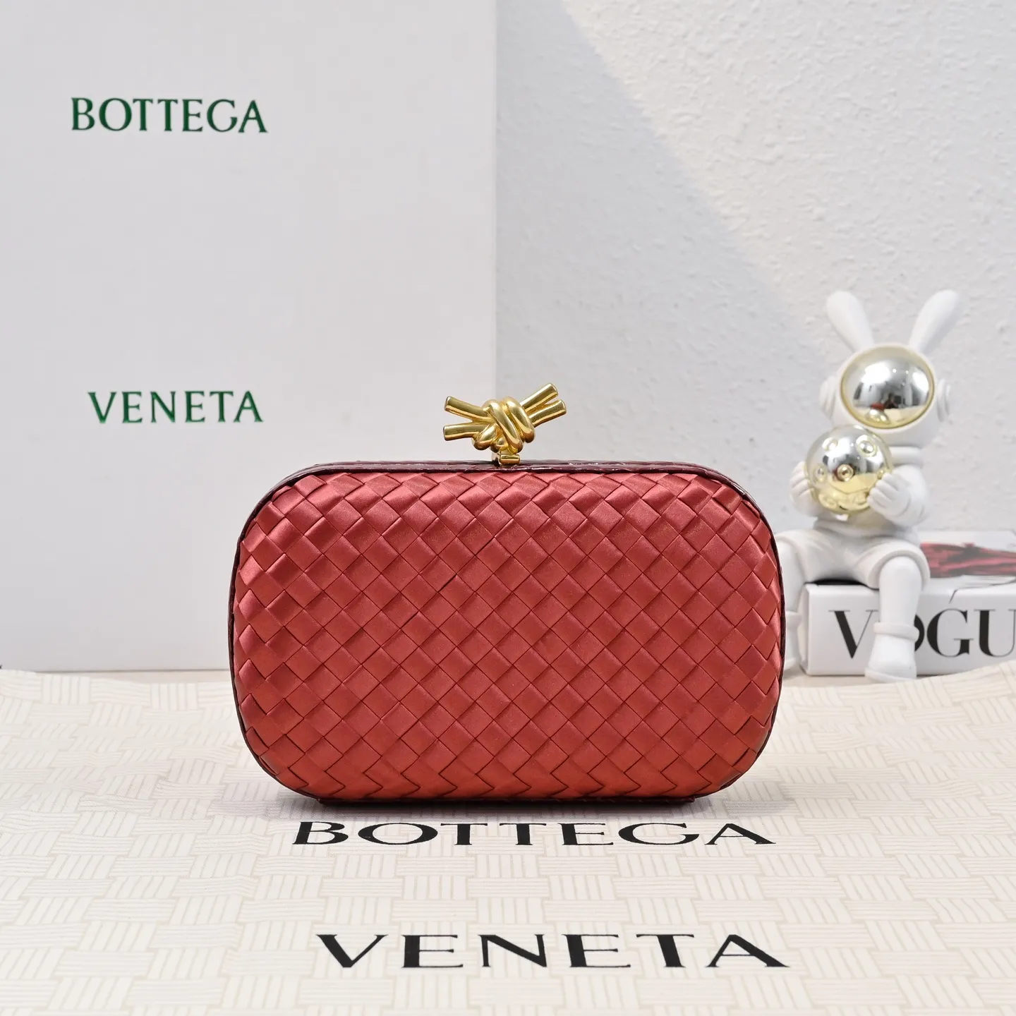 Batch 1460 #BV Knot woven evening bag series ~ Each bag reveals exquisite elegance💫Iconic classic silk weaving➕snake skin trimming with knot buckle, soft and delicate feel. The design is small and exquisite, low-key without logo, elegant and elegant. Paired with evening dress or cheongsam, it has the atmosphere of a famous and wealthy lady. Full of aura and invincible texture💃 Model: 7622 Dimensions: 20x12x5.5